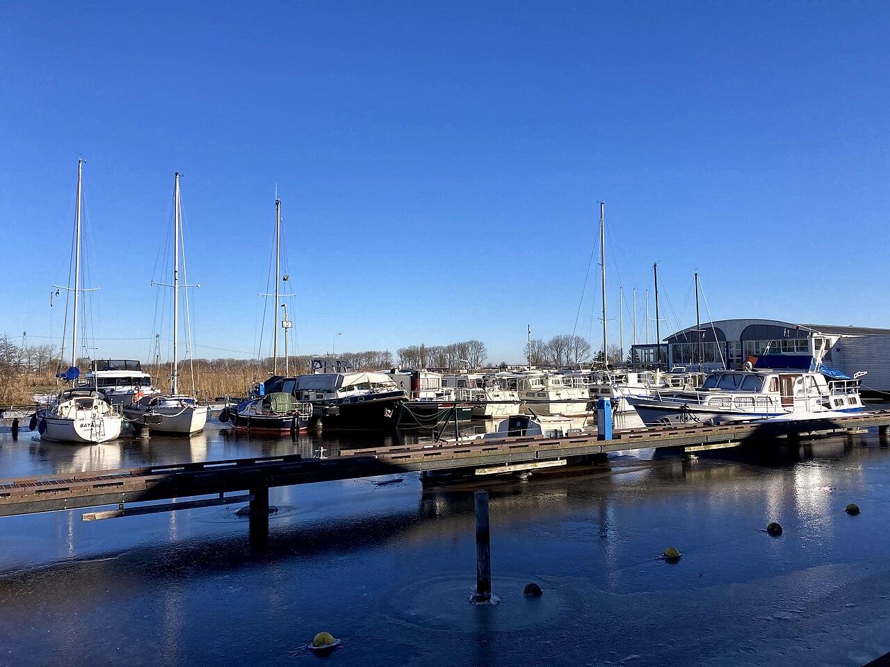 Het water bij de Oostersluis in Groningen.