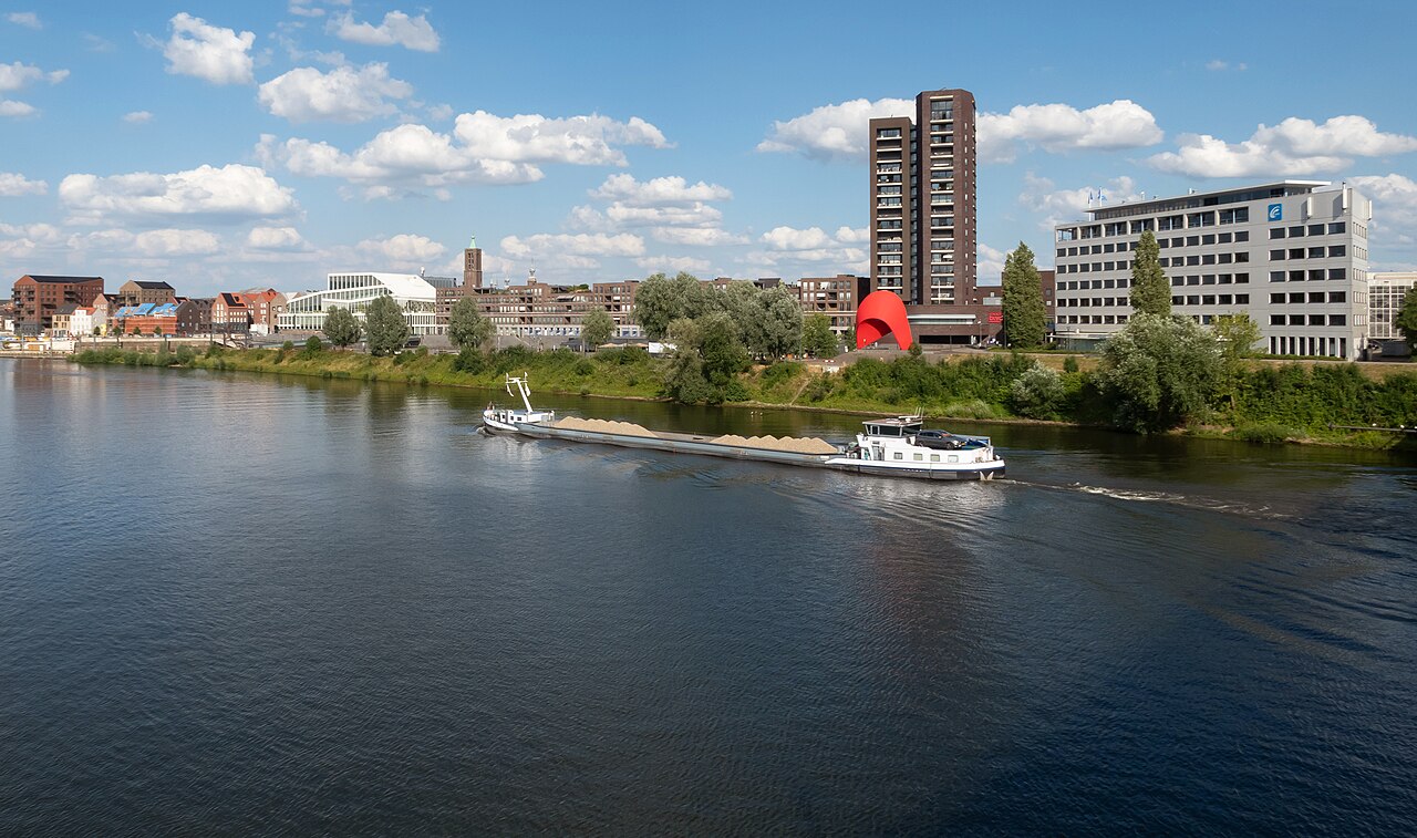 De Maas bij Venlo, gezien vanaf de spoorbrug.