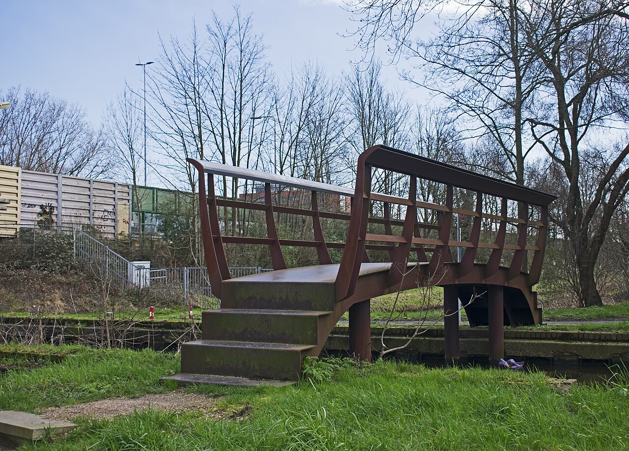 De brug over de Bieslandse Molensloot bij Delft.