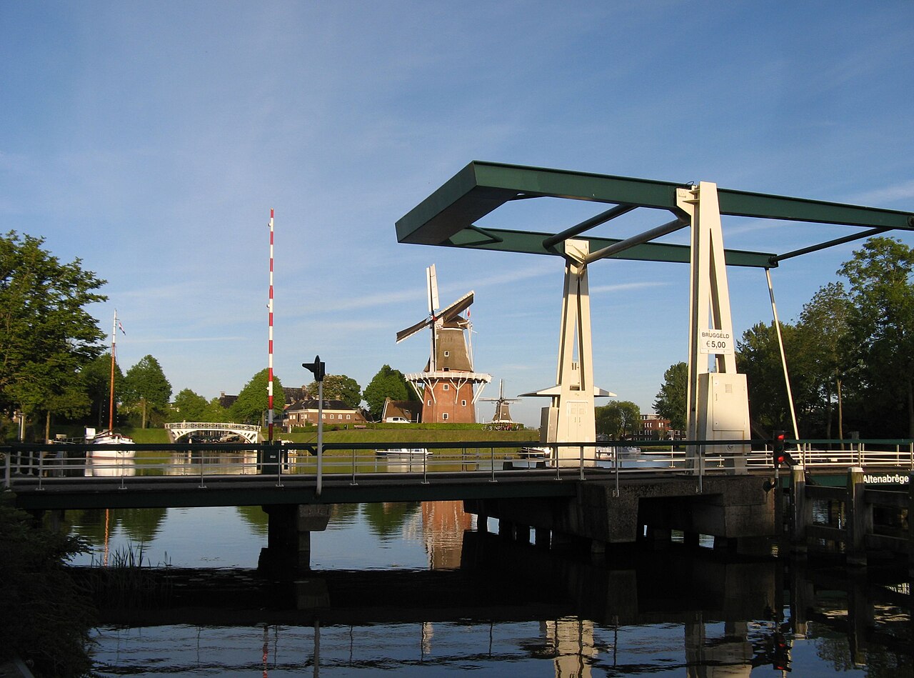 De Altenabrug met molen Zeldenrust in Dokkum.