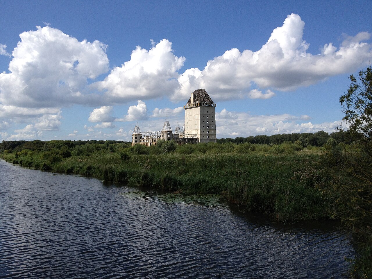 Het onvoltooide Kasteel Almere.