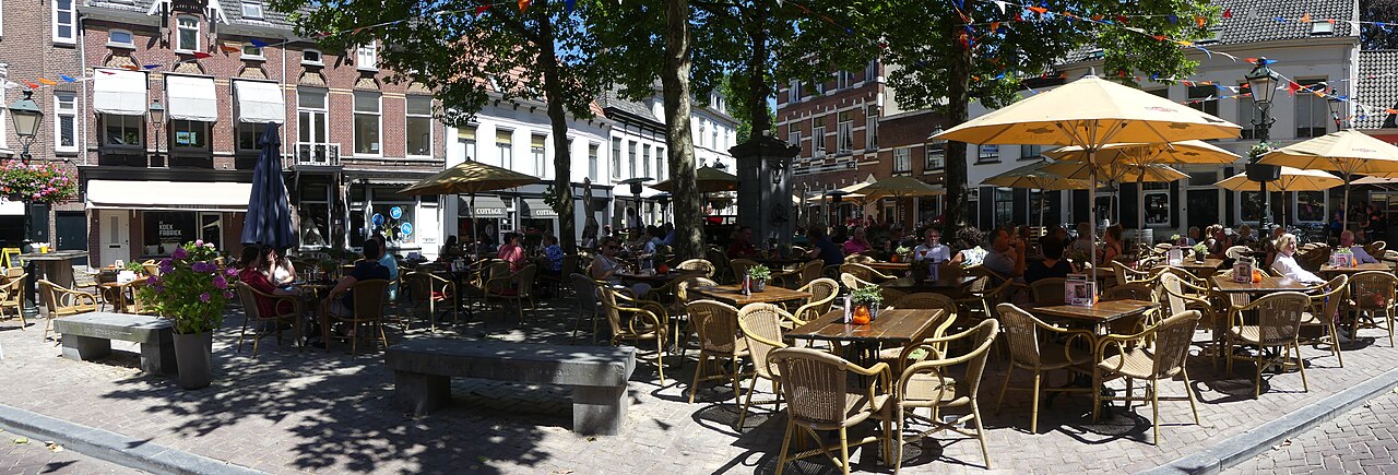 Terrassen op de Ginnekenmarkt in Breda.