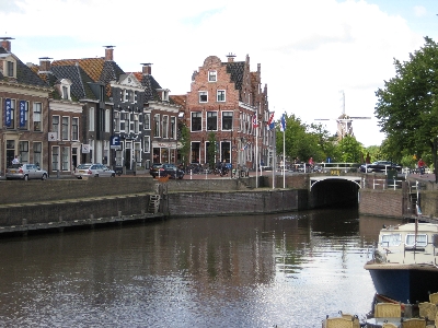Het water en de historische bebouwing van Dokkum.