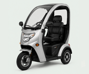 Overdekte scootmobiel voor comfortabel dagelijks buitengebruik.